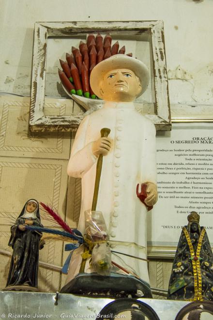 Imagem de um altar com santos na loja do Largo da Concórdia em Sao Paulo.